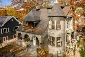 Read more about the article 3025 Queen St E – 7 Unit Investment Property- $5,889,000